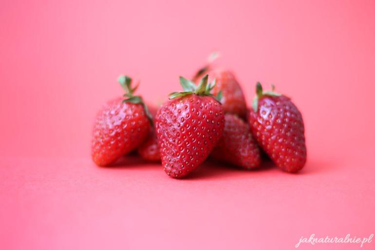 Strawberry face mask DIY: for acne and mature skin
