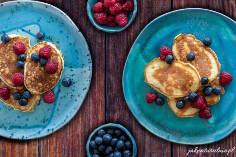 Fit semolina pancakes with yogurt and blueberries