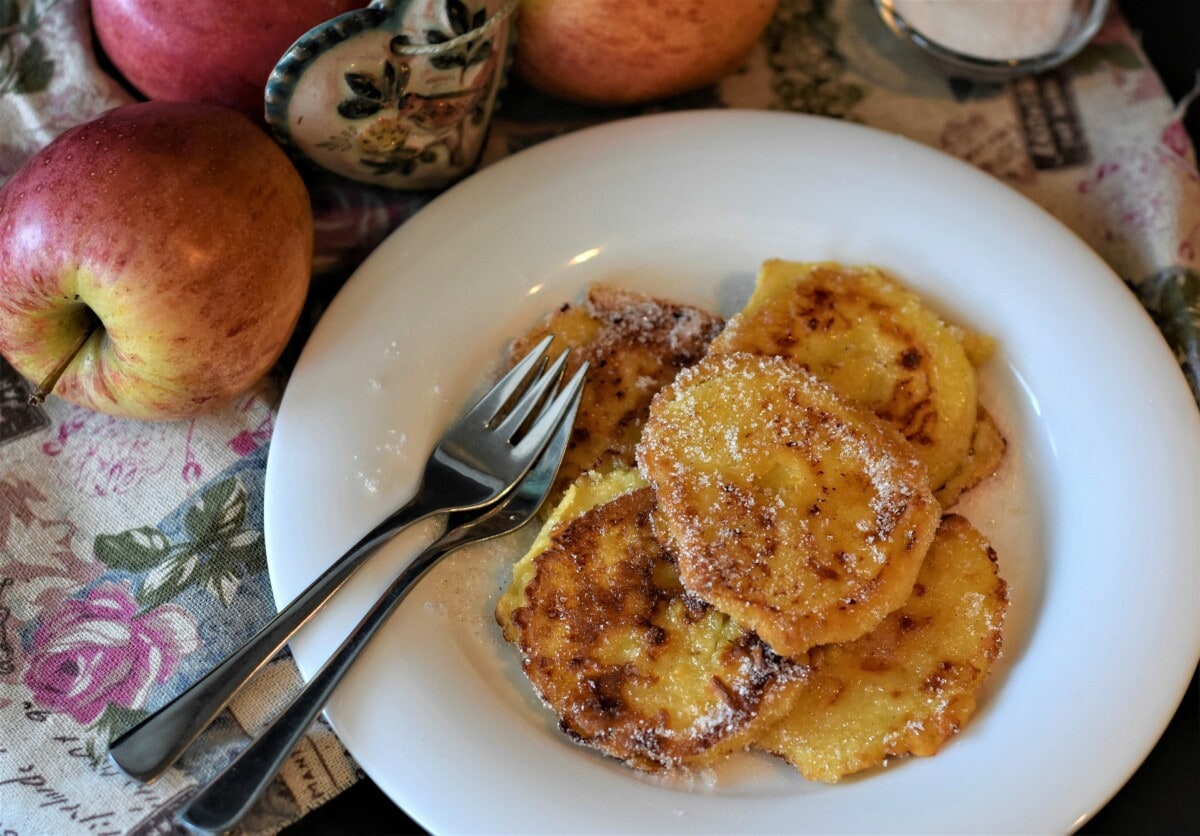 Fit Keto pan-fried cheesecakes with raspberry sauce